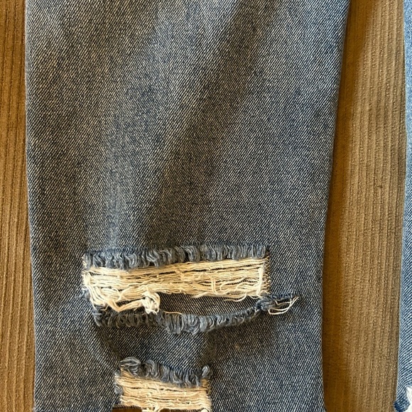 Almost Famous Boyfriend Distressed Jeans Sz 3 NWT - Picture 3 of 11